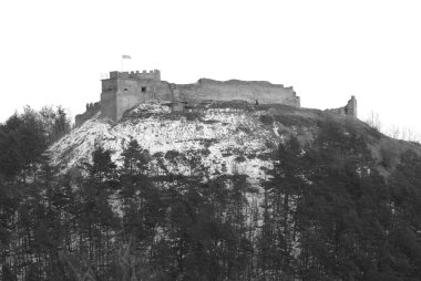  Eski duvar ve giriş kulesinin kalıntıları.          