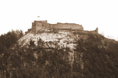  Eski duvar ve giriş kulesinin kalıntıları.          