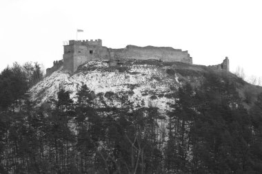  Eski duvar ve giriş kulesinin kalıntıları.          