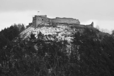  Eski duvar ve giriş kulesinin kalıntıları.          