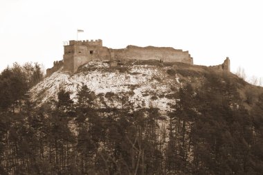  Eski duvar ve giriş kulesinin kalıntıları.          