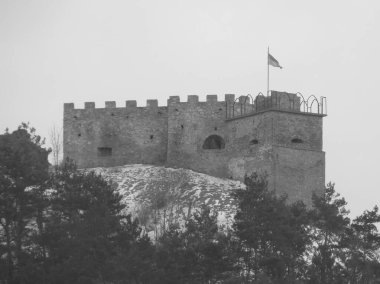   Eski duvar ve giriş kulesinin kalıntıları.                   