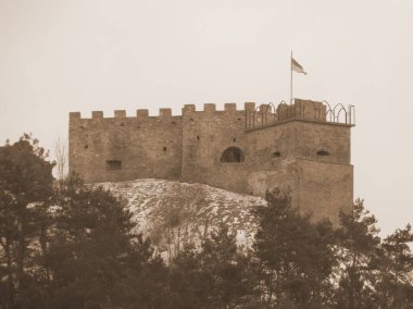   Eski duvar ve giriş kulesinin kalıntıları.                   