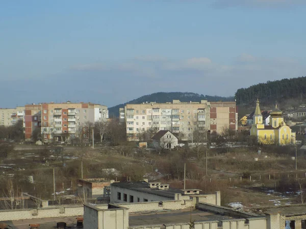  Pencereden şehre olan manzara.                            