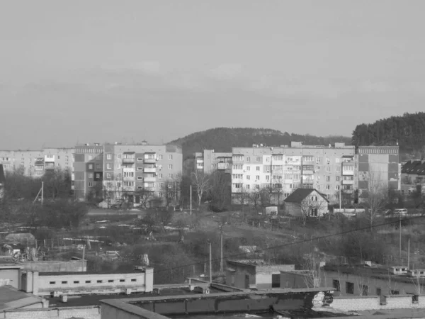  Pencereden şehre olan manzara.                            