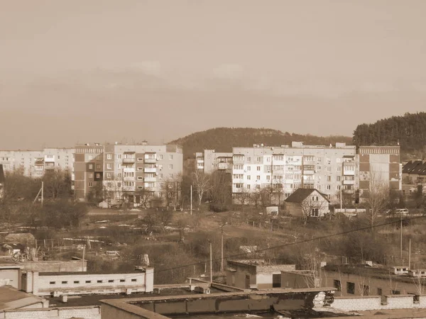  Pencereden şehre olan manzara.                            