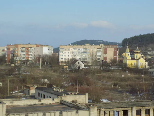  Pencereden şehre olan manzara.                            