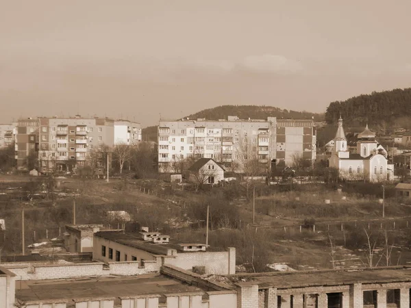  Pencereden şehre olan manzara.                            