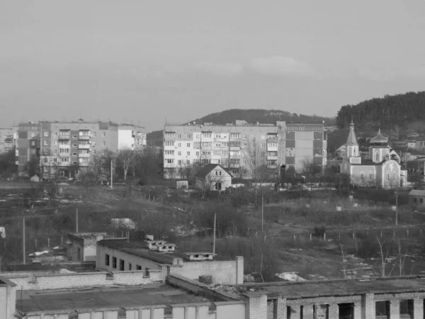  Pencereden şehre olan manzara.                            