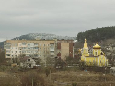  Pencereden şehre olan manzara.                            