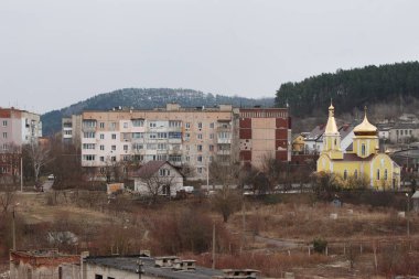  Pencereden şehre olan manzara.                            