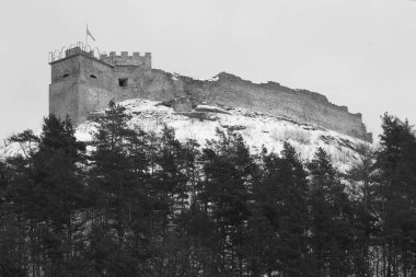  Eski duvar ve giriş kulesinin kalıntıları.          