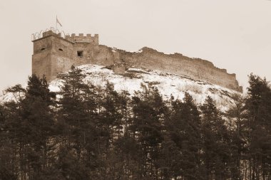  Eski duvar ve giriş kulesinin kalıntıları.          