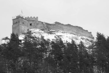  Eski duvar ve giriş kulesinin kalıntıları.          