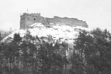  Eski duvar ve giriş kulesinin kalıntıları.          