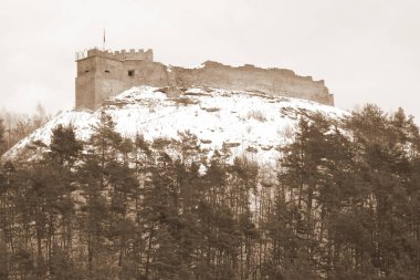  Eski duvar ve giriş kulesinin kalıntıları.          