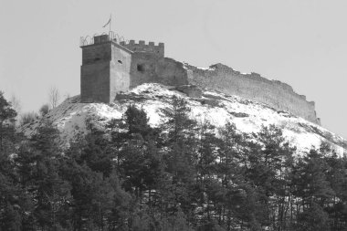  Eski duvar ve giriş kulesinin kalıntıları.          