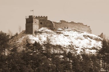  Eski duvar ve giriş kulesinin kalıntıları.          