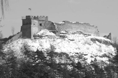  Eski duvar ve giriş kulesinin kalıntıları.          