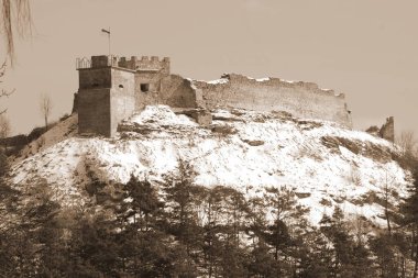  Eski duvar ve giriş kulesinin kalıntıları.          