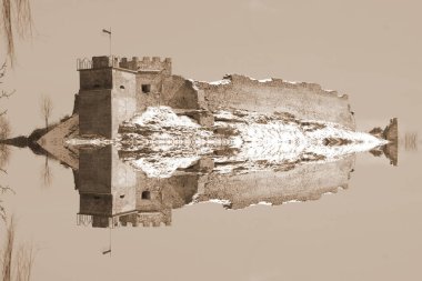  Eski duvar ve giriş kulesinin kalıntıları.          