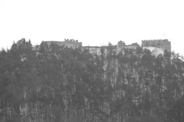  Eski duvar ve giriş kulesinin kalıntıları.          