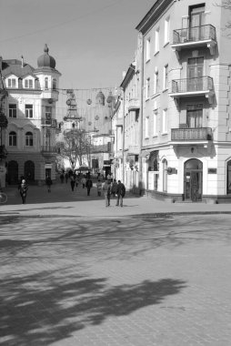 Eski kasaba meydanındaki Noel ağacı. Noel ağacı, eski meydan, şehir, yapay, dallar, çelenkler, genel manzara, yeşil, mücevherler, iğneler, yeni yıl, oyuncaklar, ağaç, gövde.