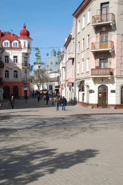 Eski kasaba meydanındaki Noel ağacı. Noel ağacı, eski meydan, şehir, yapay, dallar, çelenkler, genel manzara, yeşil, mücevherler, iğneler, yeni yıl, oyuncaklar, ağaç, gövde.