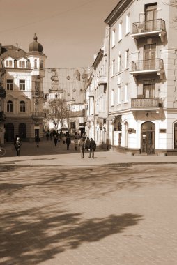 Eski kasaba meydanındaki Noel ağacı. Noel ağacı, eski meydan, şehir, yapay, dallar, çelenkler, genel manzara, yeşil, mücevherler, iğneler, yeni yıl, oyuncaklar, ağaç, gövde.