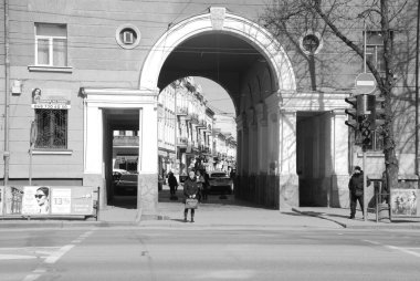 Eski kasaba meydanındaki Noel ağacı. Noel ağacı, eski meydan, şehir, yapay, dallar, çelenkler, genel manzara, yeşil, mücevherler, iğneler, yeni yıl, oyuncaklar, ağaç, gövde.