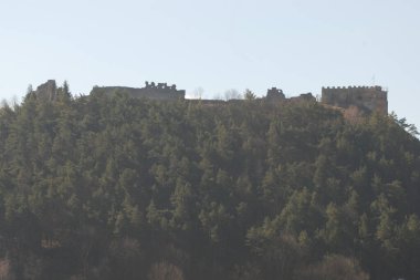 Eski duvar ve giriş kulesinin kalıntıları.                   