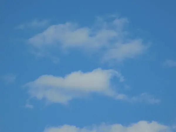 Witte Zwarte Wolken Een Blauwe Lucht — Stockfoto