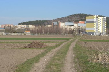 Şehrin varoşlarında bir uyku alanı.