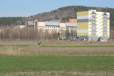 Şehrin varoşlarında bir uyku alanı.