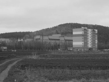 Şehrin varoşlarında bir uyku alanı.