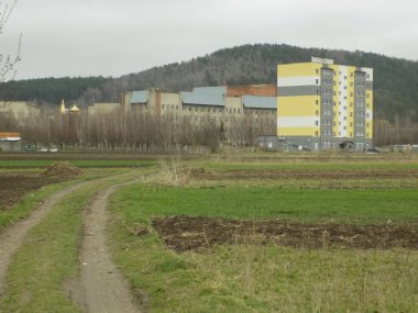 Şehrin varoşlarında bir uyku alanı.