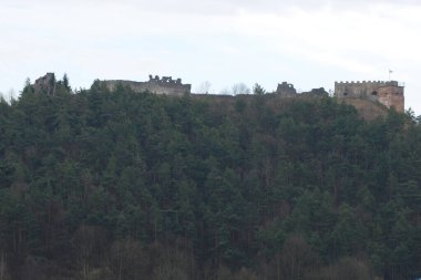  Eski duvar ve giriş kulesinin kalıntıları.                                                