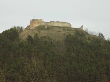   Eski duvar ve giriş kulesinin kalıntıları.                                                