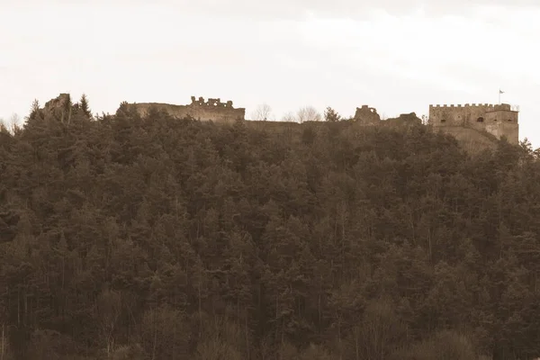 Überreste Der Alten Mauer Und Des Eingangsturms — Stockfoto