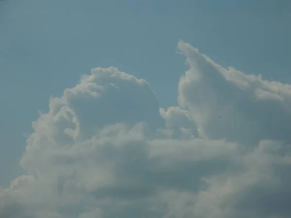 Nuages Blancs Noirs Sur Ciel Bleu — Photo