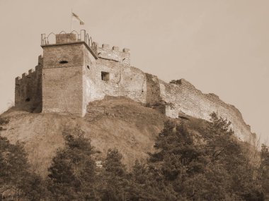   Eski duvar ve giriş kulesinin kalıntıları.                                                          