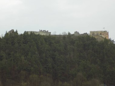   Eski duvar ve giriş kulesinin kalıntıları.                                                
