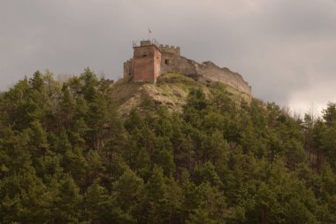   Eski duvar ve giriş kulesinin kalıntıları.                                                