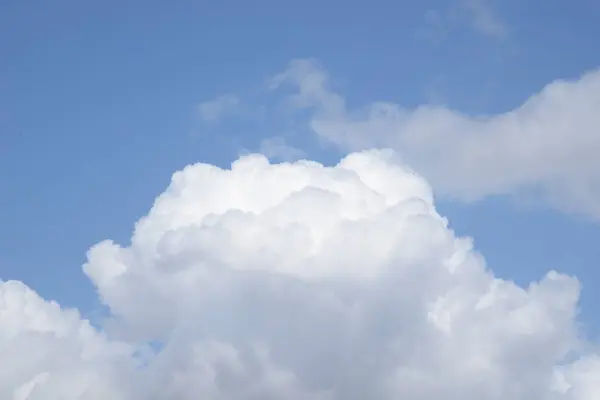 Awan Putih Dan Hitam Langit Biru — Stok Foto