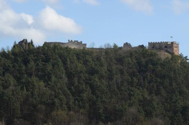   Eski duvar ve giriş kulesinin kalıntıları.                                                