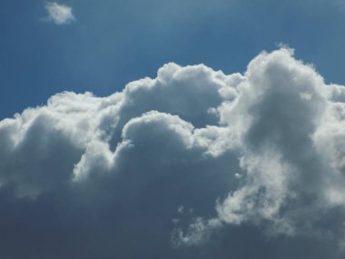 Mavi gökyüzünde beyaz ve siyah bulutlar