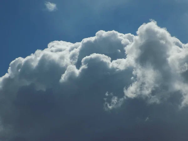 Awan Putih Dan Hitam Langit Biru — Stok Foto