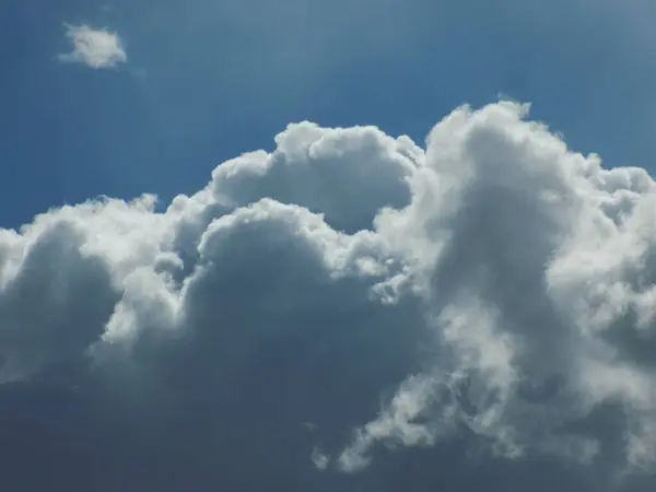 Nuvens Brancas Negras Céu Azul — Fotografia de Stock