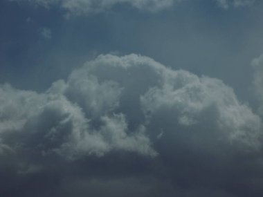 Mavi gökyüzünde beyaz ve siyah bulutlar