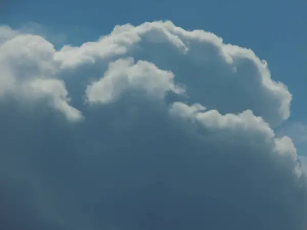 Awan Putih Dan Hitam Langit Biru — Stok Foto